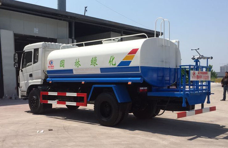 12���|�L(f��ng)��ˮ܇(ch��)�����X(qi��n)һ�_(t��i) ����܇(ch��)��ʹ��ע�����(xi��ng)