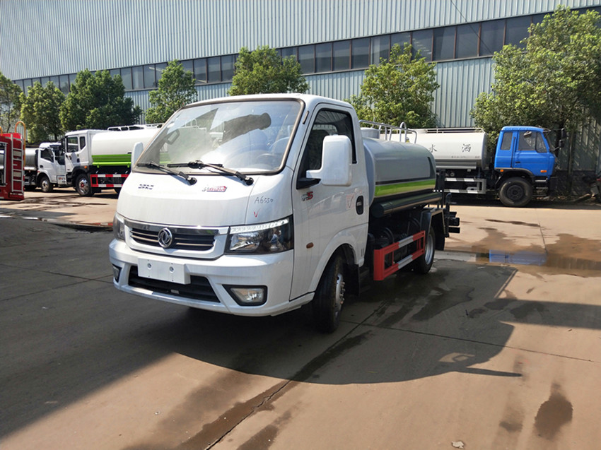 小型灑水車走進村莊街道 從此絕跡塵土飛揚-程力小型灑水車生產廠家 小型灑水車走進村莊街道 從此絕跡塵土飛揚-程力小型灑水車生產廠家