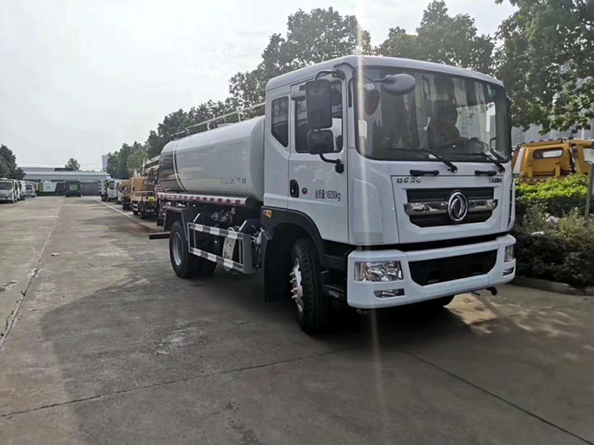 國六福田瑞沃灑水車-告訴你灑水車輪胎縫卡進石子的危害有哪些 國六福田瑞沃灑水車-告訴你灑水車輪胎縫卡進石子的危害有哪些