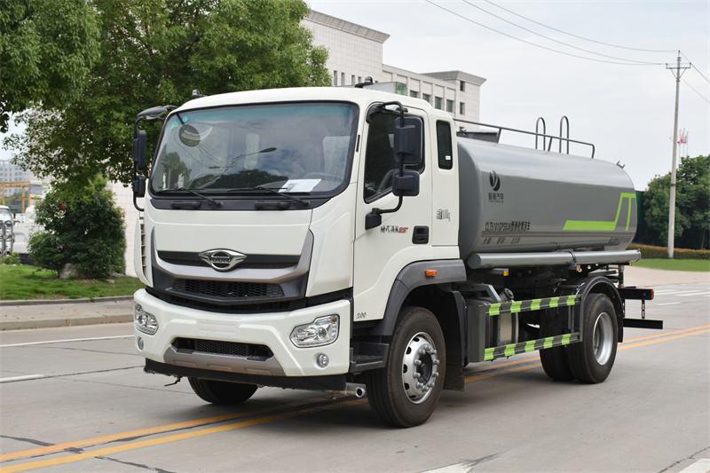 道路灑水車--路面噴水車:清洗道路巡邏先鋒 道路灑水車--路面噴水車:清洗道路巡邏先鋒