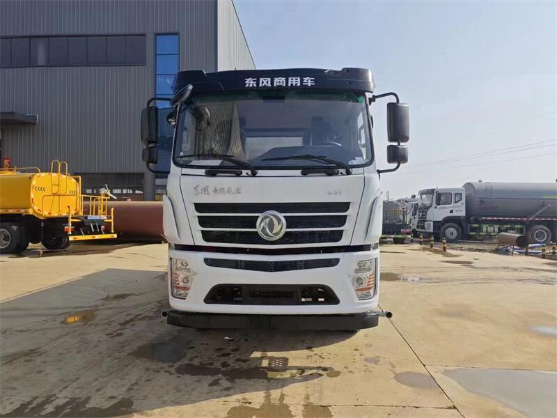 灑水車是一種常見的工程車輛,他們主要用于公路清洗 灑水車是一種常見的工程車輛,他們主要用于公路清洗