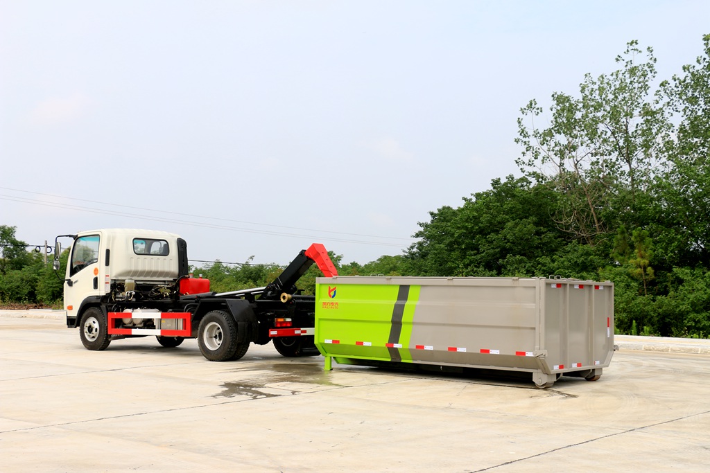 大運(yùn)勾臂垃圾車(chē)