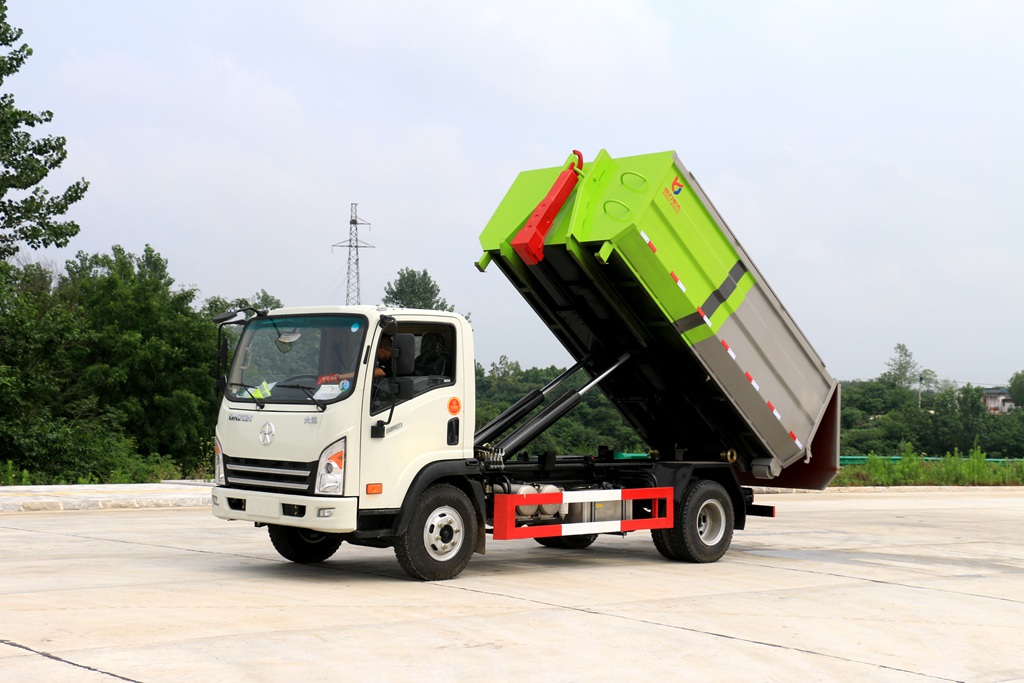 大運(yùn)勾臂垃圾車(chē)