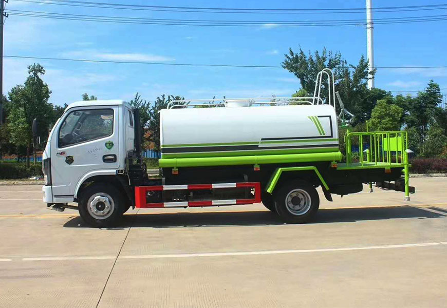 東風多利卡5方灑水車側方展示圖