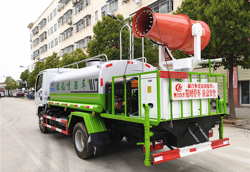 東風福瑞卡5方灑水車后方展示圖