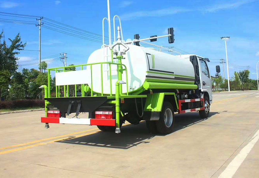 東風(fēng)多利卡5方灑水車后方展示圖