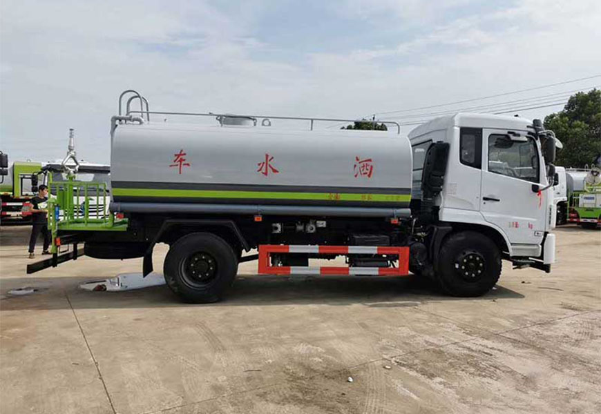 東風(fēng)隨專12噸灑水車后面圖